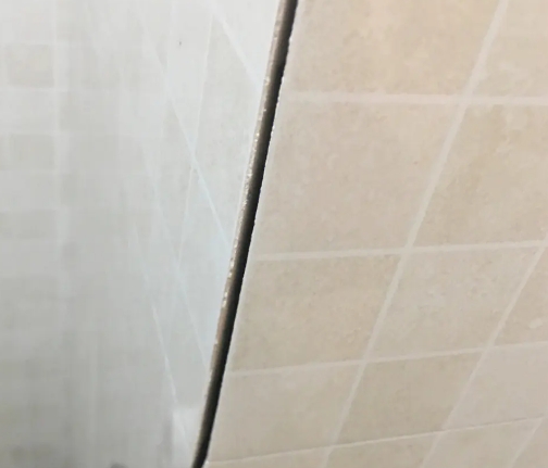 鹤城瓷砖空鼓维修公司分享阳台瓷砖脱落的修复过程可以分为以下几个步骤
