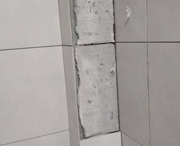 鹤城瓷砖空鼓维修公司分享下瓷砖施工前基层浇水润湿程度不足，可能导致以下问题