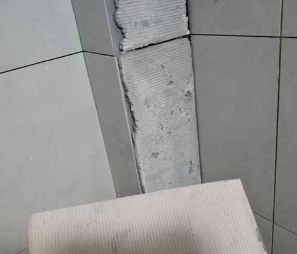 鹤城瓷砖空鼓维修公司分享下厨房瓷砖脱落的补救措施。